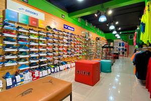 Interior de la tienda BIKILA de Madrid. Gran exposición de zapatillas de running